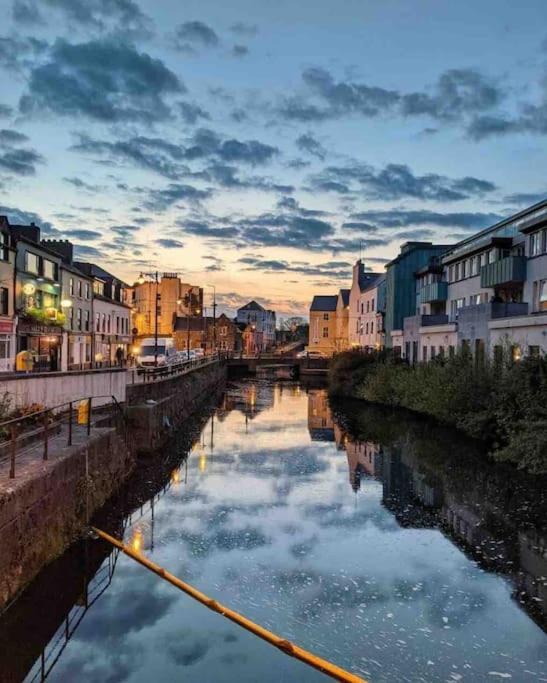Modern Canal View Home, In City Centre, Sleeps 8 Galway Zewnętrze zdjęcie