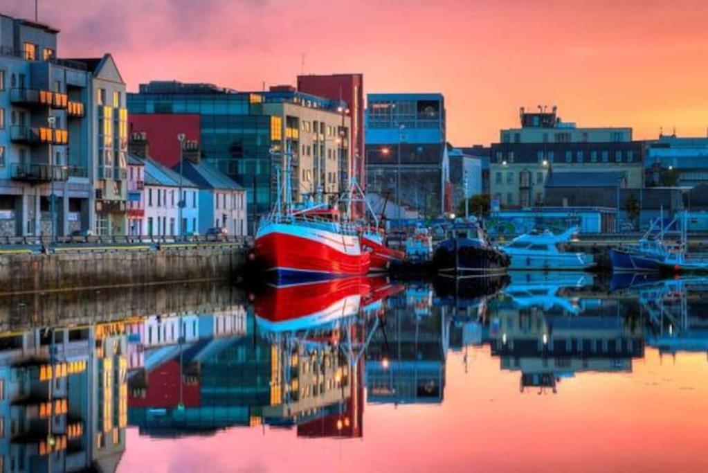 Modern Canal View Home, In City Centre, Sleeps 8 Galway Zewnętrze zdjęcie